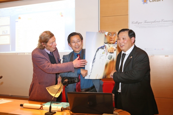 梁发强先生（中）获得参议院摄影特别奖。（照片由法亚共和联盟提供）