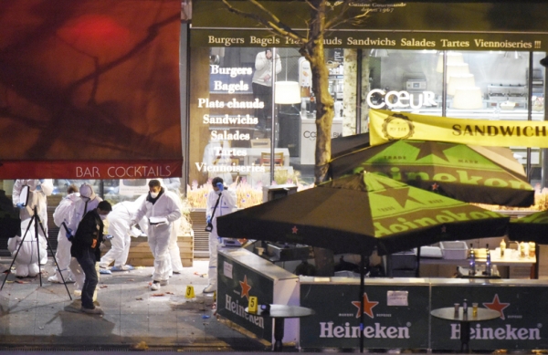 法医专家11月14日凌晨在法兰西体育场外检查袭击现场(AFP/Getty Images) 法医专家11月14日凌晨在法兰西体育场外检查袭击现场(AFP/Getty Images)