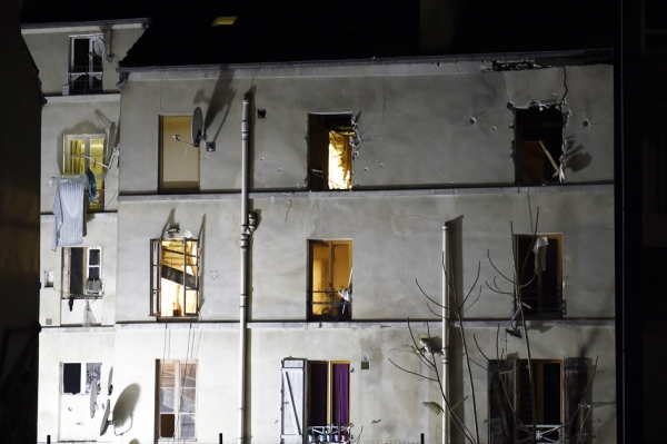 法国军警11月18日在圣-丹尼突袭的公寓楼。(AFP/Getty Image) 法国军警11月18日在圣-丹尼突袭的公寓楼。(AFP/Getty Image)