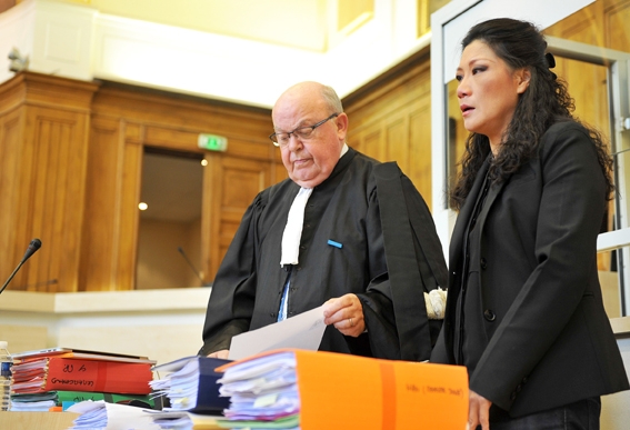 2015年10月13日,韩丽芳(右)和她的律师Gerard Chautemps(左)在图尔法院。(AFP/Getty Images) 2015年10月13日,韩丽芳(右)和她的律师Gerard Chautemps(左)在图尔法院。(AFP/Getty Images)