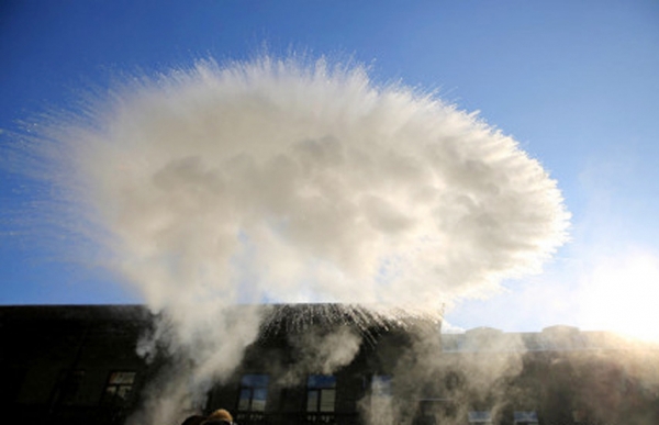 山东省烟台,冲到码头上的海水被冻成了冰。(Getty Images) 山东省烟台,冲到码头上的海水被冻成了冰。(Getty Images)