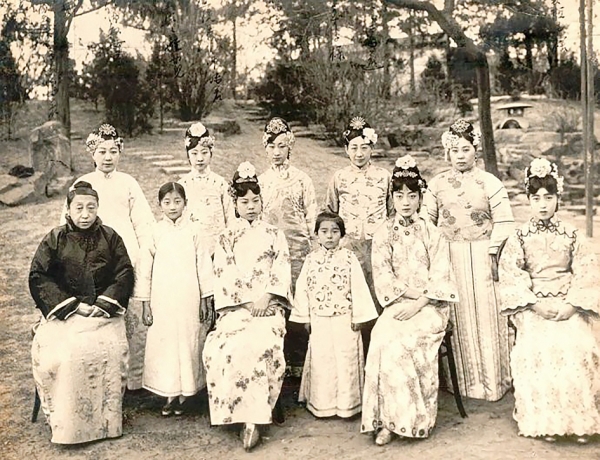 前排左起：何舍里氏（朗贝勒福晋）、完颜立童记（朗贝勒府大格格恒慧之长女）、淑妃文秀、日本公使芳泽谦吉之女、皇后婉容。 后排左起：朗贝勒府大格格恒慧、醇王府大格格