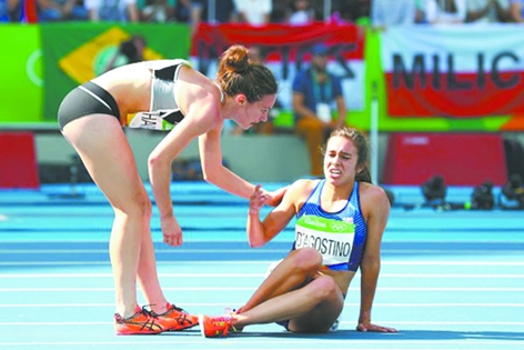 美国选手达格诺斯蒂诺(右)和新西兰选手韩布林(左)在女子5,000公尺预赛意外碰撞摔跤,相互扶持迈向终点,成为里约奥运最鼓舞人心的一刻。(Getty Images) 美国选手达格诺斯蒂诺(右)和新西兰选手韩布林(左)在女子5,000公尺预赛意外碰撞摔跤,相互扶持迈向终点,成为里约奥运最鼓舞人心的一刻。(Getty Image