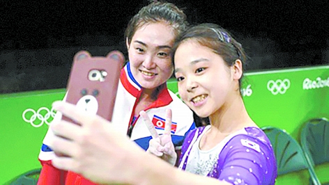 韩国体操选手李恩珠(右)与北韩选手洪恩贞在里约奥运玩自拍。(中央社) 韩国体操选手李恩珠(右)与北韩选手洪恩贞在里约奥运玩自拍。(中央社)