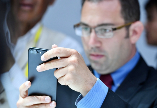 新款iPhone 7手机 (AFP/Getty Images) 新款iPhone 7手机 (AFP/Getty Images)