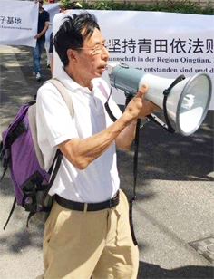 今年 7月11日吴东海在奥地利举行的游行队伍中。 今年 7月11日吴东海在奥地利举行的游行队伍中。