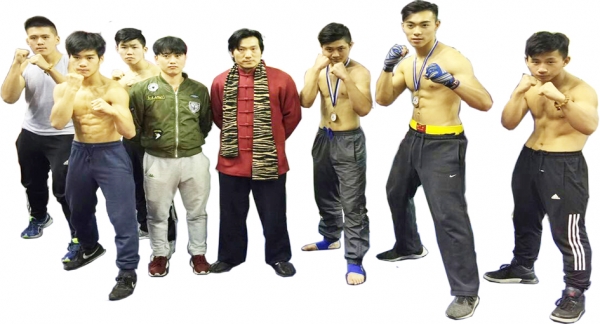 法国国际天行武道 涂远见馆长(左五) 孙要要教练(左四) 本届成人组80公斤级 散打金牌获得者 陈欧吏(右二) (图片由法国国际天行 武道提供) 法国国际天行武道 涂远见馆长(左五) 孙要要教练(左四) 本届成人组80公斤级 散打金牌获得者 陈欧吏(右二) (图片由法国国际天行 武道提供)