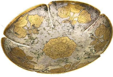 盘丝座葵口团花纹银盐台 其中一件的花纹特写 盘丝座葵口团花纹银盐台 其中一件的花纹特写