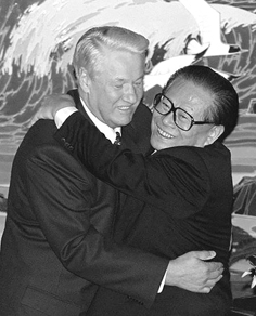 1999年底,江泽民与叶利钦秘密签订卖国条约。当江泽民会见叶利钦时,谄媚地拥抱叶利钦。(网络图片) 1999年底,江泽民与叶利钦秘密签订卖国条约。当江泽民会见叶利钦时,谄媚地拥抱叶利钦。(网络图片)