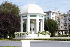 昂冈湖旁由科特神父发现硫磺泉的地点。(Lionel Allorge/维基百科) 昂冈湖旁由科特神父发现硫磺泉的地点。(Lionel Allorge/维基百科)