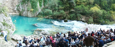 泉水镇的德沃克吕瑟泉(Abujoy/维基百科) 泉水镇的德沃克吕瑟泉(Abujoy/维基百科)
