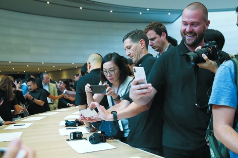 9月12日,苹果公司在苹果新园区内的史蒂夫•乔布斯剧院举行发布会。图为参加者在拍照留影。(Getty Images) 9月12日,苹果公司在苹果新园区内的史蒂夫•乔布斯剧院举行发布会。图为参加者在拍照留影。(Getty Images)