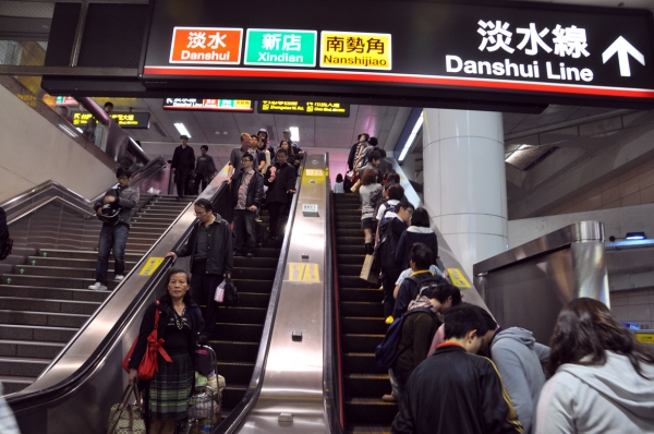 台北地铁井然有序（摄影/吕庆龙）