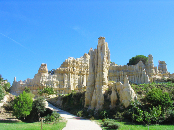  泰河畔伊尔岩柱（维基百科）