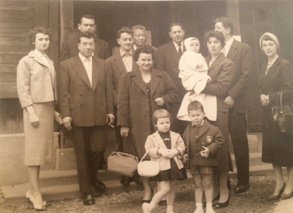 徐思九(后排中)和家人合影 徐思九(后排中)和家人合影