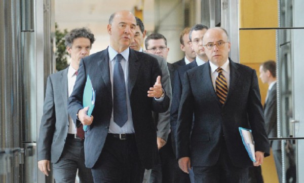 法国财政部长莫斯科维奇(Pierre Moscovici)(左)和预算部长卡桑纳夫(Bernard Cazeneuve)(右)(AFP/Getty Images) 法国财政部长莫斯科维奇(Pierre Moscovici)(左)和预算部长卡桑纳夫(Bernard Cazeneuve)(右)(AFP/Getty Images