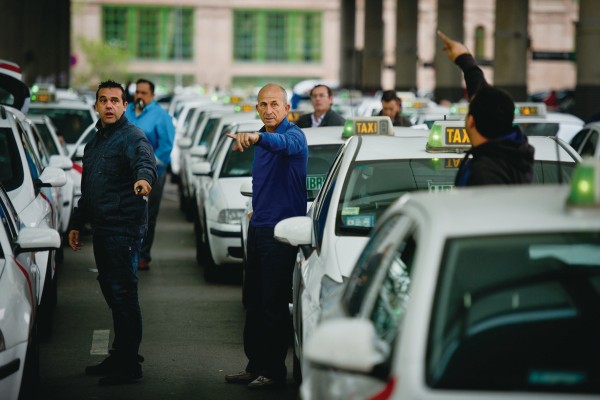 图为正在讨论的西班牙出租车司机(Getty Images) 图为正在讨论的西班牙出租车司机(Getty Images)