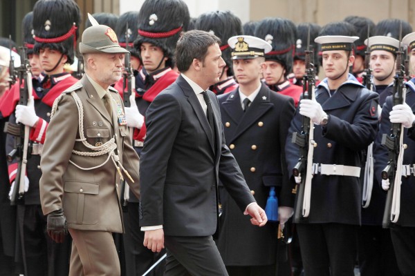 罗马2月22日,意大利新任总理伦齐(Matteo Renzi)到达基吉宫(Palazzo Chigi) 出席上任后的第一届部长会议。(Getty Images) 罗马2月22日,意大利新任总理伦齐(Matteo Renzi)到达基吉宫(Palazzo Chigi) 出席上任后的第一届部长会议。(Getty Images)