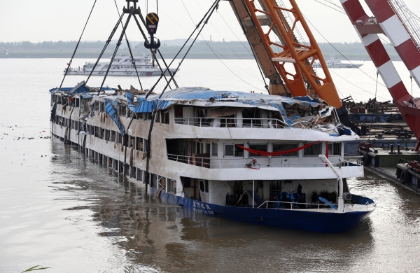 被打捞起的“东方之星”沉船 (AFP/Getty Images) 被打捞起的“东方之星”沉船 (AFP/Getty Images)