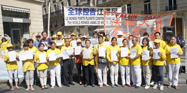 法轮功学员展示已经发出的控告江泽民的诉状副本, 声援全球“诉江”大潮。 法轮功学员展示已经发出的控告江泽民的诉状副本, 声援全球“诉江”大潮。