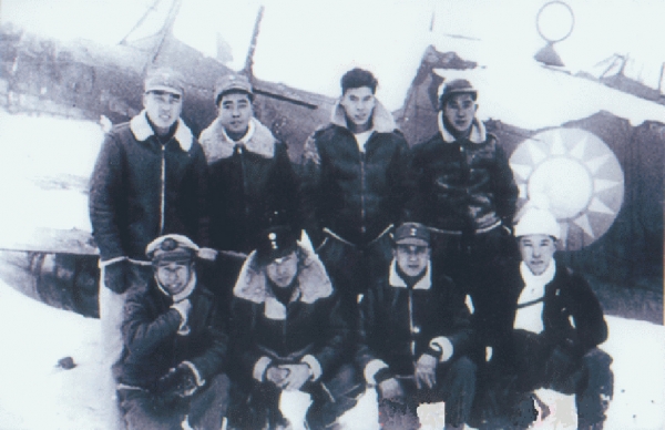 第五飞行大队合照,前排右一为周训典。(网络图片) 第五飞行大队合照,前排右一为周训典。(网络图片)