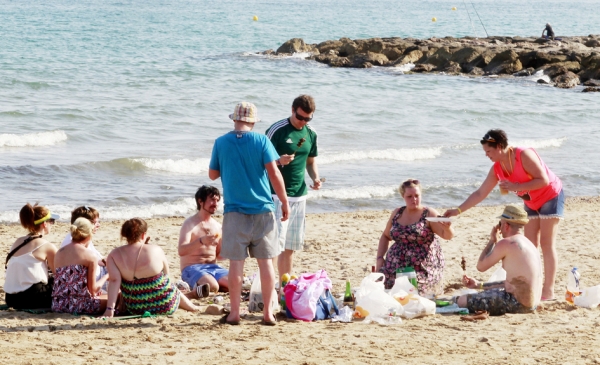 卡斯特利翁市一些人在海边享用午餐。(AFP/Getty Images) 卡斯特利翁市一些人在海边享用午餐。(AFP/Getty Images)