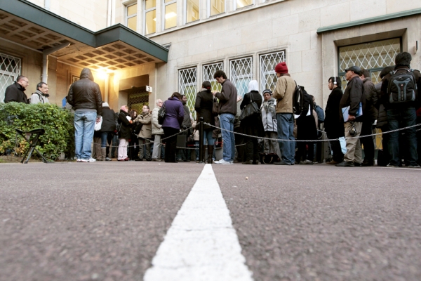 在法国北部城市卡昂的省政府门口排队的外国人。(AFP/Gettyimages) 在法国北部城市卡昂的省政府门口排队的外国人。(AFP/Gettyimages)