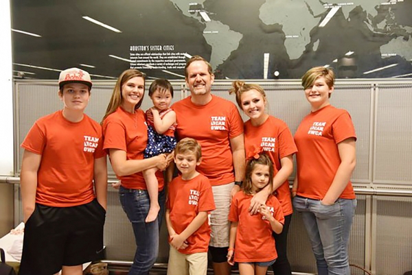 奥黛莉的脸书封面照已经换成最新的全家福。(来自Audrey Shook脸书) 奥黛莉的脸书封面照已经换成最新的全家福。(来自Audrey Shook脸书)