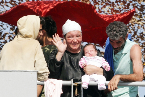 在这次船难中获救的幸存者。(AFP/Getty Images) 在这次船难中获救的幸存者。(AFP/Getty Images)