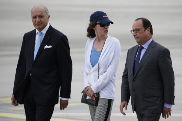 普利姆(中)、奥朗德(右)、法比尤斯(左)(AFP/Getty Images) 普利姆(中)、奥朗德(右)、法比尤斯(左)(AFP/Getty Images)