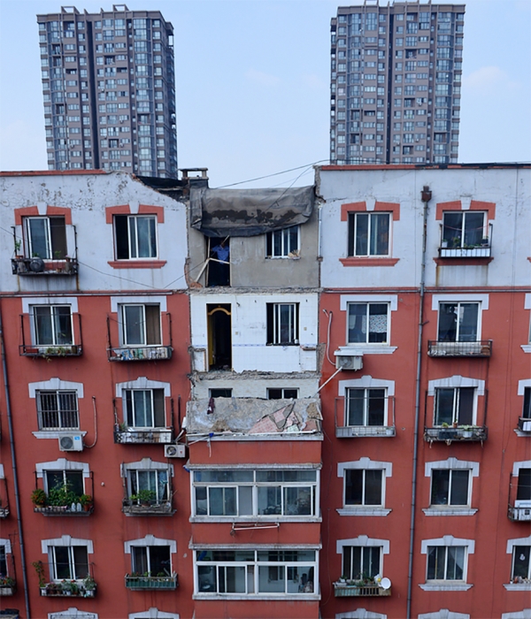 7楼和6楼的两层阳台整个坠落到了5楼阳台上。(网络图片) 7楼和6楼的两层阳台整个坠落到了5楼阳台上。(网络图片)