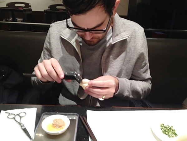 圣卡维什在用电子卡尺测量小笼包的皮厚。(网络图片) 圣卡维什在用电子卡尺测量小笼包的皮厚。(网络图片)