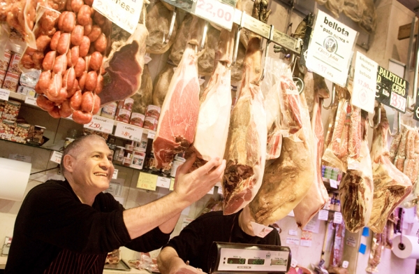 悬挂待售的伊比利亚火腿(Getty Images) 悬挂待售的伊比利亚火腿(Getty Images)