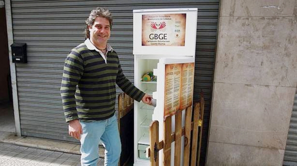 位于西班牙巴斯克地区的Galdakao小镇上的“团结冰箱”(solidarity fridge)(网络图片) 位于西班牙巴斯克地区的Galdakao小镇上的“团结冰箱”(solidarity fridge)(网络图片)