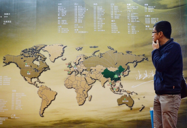 一位在国际房地产博览会上的中国投资者(Getty Images) 一位在国际房地产博览会上的中国投资者(Getty Images)