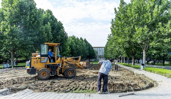 中央党校门前江泽民题字的巨石已经被移走,施工机械正在现场施工。(网络图片) 中央党校门前江泽民题字的巨石已经被移走,施工机械正在现场施工。(网络图片)