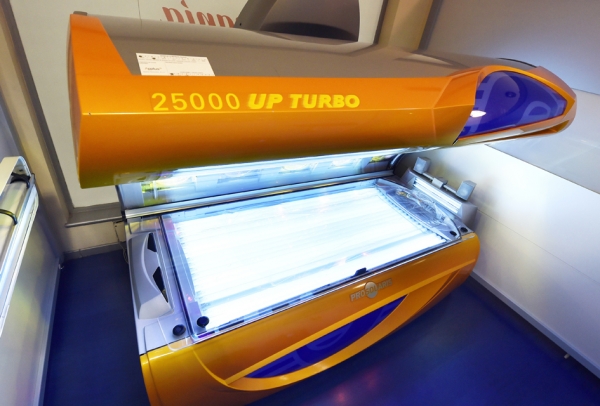 尽管西班牙阳关充足,仍然有人对使用日光浴机晒黑上瘾。(AFP/Getty Images) 尽管西班牙阳关充足,仍然有人对使用日光浴机晒黑上瘾。(AFP/Getty Images)