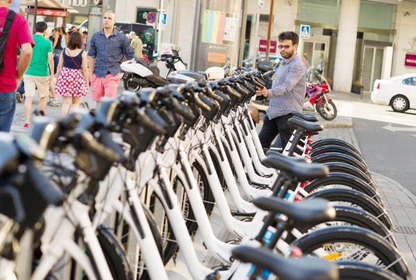 马德里街头的公共电动自行车BiciMAD(Getty Images) 马德里街头的公共电动自行车BiciMAD(Getty Images)