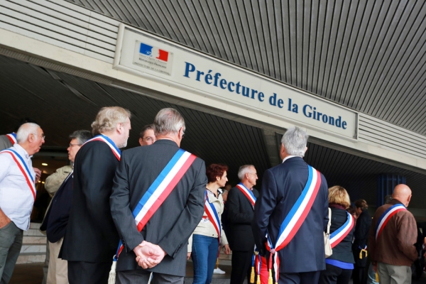 吉伦特省地方民选代表,于9月19日聚集在位于波尔多市的吉伦特省府门前,响应由法国市长协会号召的反对法国削减地方 财政配给的游行活动。(AFP/Getty Images) 吉伦特省地方民选代表,于9月19日聚集在位于波尔多市的吉伦特省府门前,响应由法国市长协会号召的反对法国削减地方 财政配给的游行活动。(AFP/Getty Ima