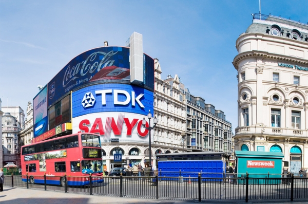 英国皮卡迪利圆环（Piccadilly Circus），该处是伦敦最有名的圆形广场，兴建于1819年，早期是英国零售商店所在地，今日为英国伦敦市中心购物街道的圆