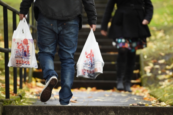 10月5日开始，消费者超市购物将支付所使用的每个塑料购物袋。（Getty Images)