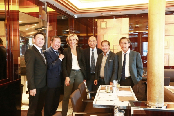 左起:陈东晓、何福基、佩克莱斯、Jean Pierre VONG、Emile LARGET、梁发强(照片由法亚共和联盟提供) 左起:陈东晓、何福基、佩克莱斯、Jean Pierre VONG、Emile LARGET、梁发强(照片由法亚共和联盟提供)