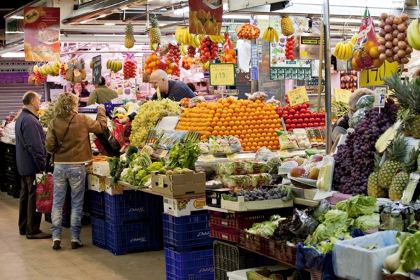 西班牙巴塞罗那,人们在购买食物。(123RF) 西班牙巴塞罗那,人们在购买食物。(123RF)