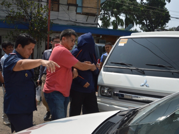 菲律宾警方将枪击案一名疑犯押送上车。(AFP/Getty Images) 菲律宾警方将枪击案一名疑犯押送上车。(AFP/Getty Images)
