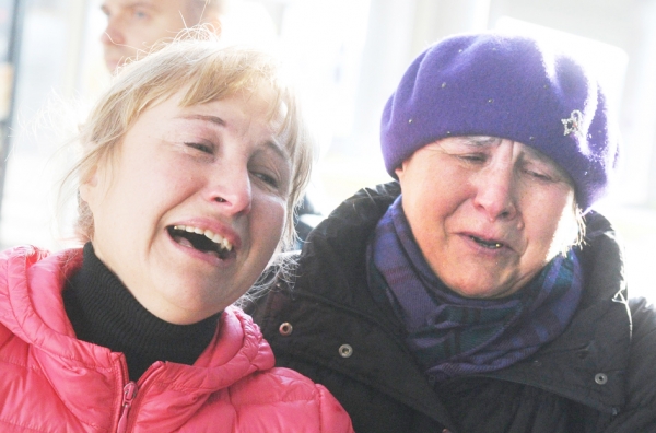 坠毁客机乘客的家人哀痛亲人的罹难。(AFP/Getty Images) 坠毁客机乘客的家人哀痛亲人的罹难。(AFP/Getty Images)