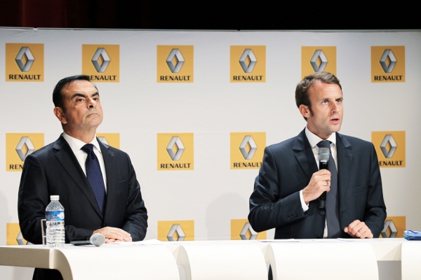 雷诺-尼桑联盟总裁戈恩(左)与法国经济部长马克隆(右)(AFP/Getty Images) 雷诺-尼桑联盟总裁戈恩(左)与法国经济部长马克隆(右)(AFP/Getty Images)
