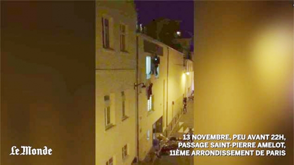 塞巴斯蒂安越过窗户去搭救吊在窗外孕妇的一幕被《世界报》(Le Monde)的记者抓拍到。(视频截图) 塞巴斯蒂安越过窗户去搭救吊在窗外孕妇的一幕被《世界报》(Le Monde)的记者抓拍到。(视频截图)