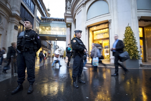 11月19日,法国宪兵在巴黎春天百货门口巡逻。(AFP/Getty Images) 11月19日,法国宪兵在巴黎春天百货门口巡逻。(AFP/Getty Images)