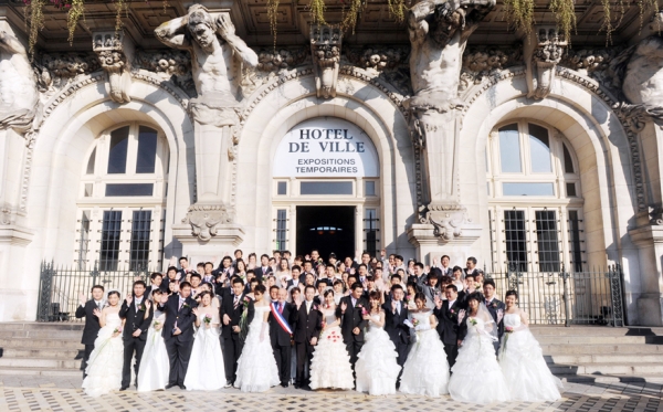 前图尔市市长让•杰尔曼与中国新婚夫妇合影(AFP/Getty Images) 前图尔市市长让•杰尔曼与中国新婚夫妇合影(AFP/Getty Images)