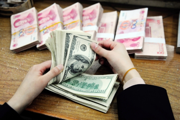 人民币连续大幅贬值,大陆民众纷纷到银行及外汇店,把手里人民币换成港币及美元。(Getty Images) 人民币连续大幅贬值,大陆民众纷纷到银行及外汇店,把手里人民币换成港币及美元。(Getty Images)